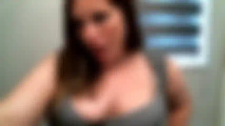 Kim enceinte a trouvé son porno préféré et n'a pas pu résister ! Les seins rebondissent en se faisant plaisir. ( Pas d'audio).