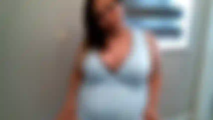 Enceinte et baise délicieusement. Kim devient de plus en plus excitée chaque jour (ventre et seins nus - pas d'audio).