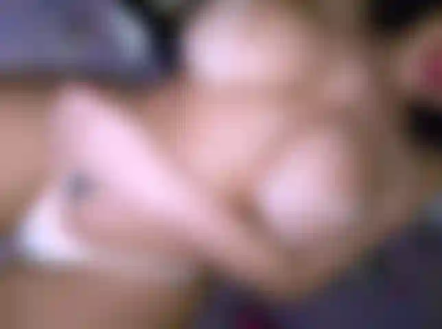 Fétiche de masturbation aux ongles rouges.