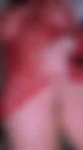 Twerking en micro robe et masturbation de la chatte.