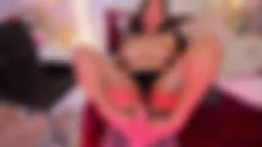 Regarde comme je donne de l'amour à ta bite avec mes pieds mouillés.