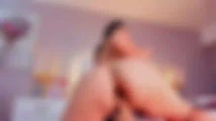 Regarde-moi par derrière, mon gros cul rebondit sans arrêt et ta bite... Plus dure que jamais.