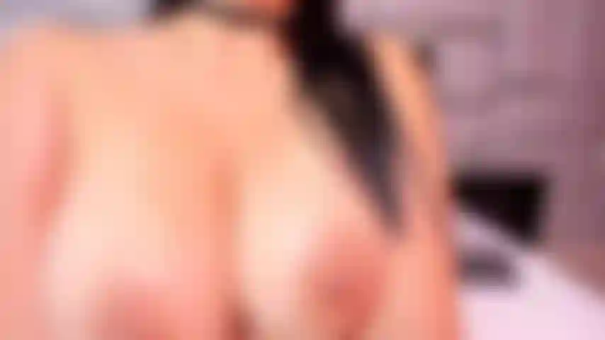 Je te laisse enfoncer ta grosse bite dans ma chatte serrée, je te la prépare déjà...