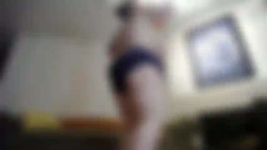 Un énorme floppage de fous essayant de sauter de haut en bas mais de gros problèmes de seins surviennent...