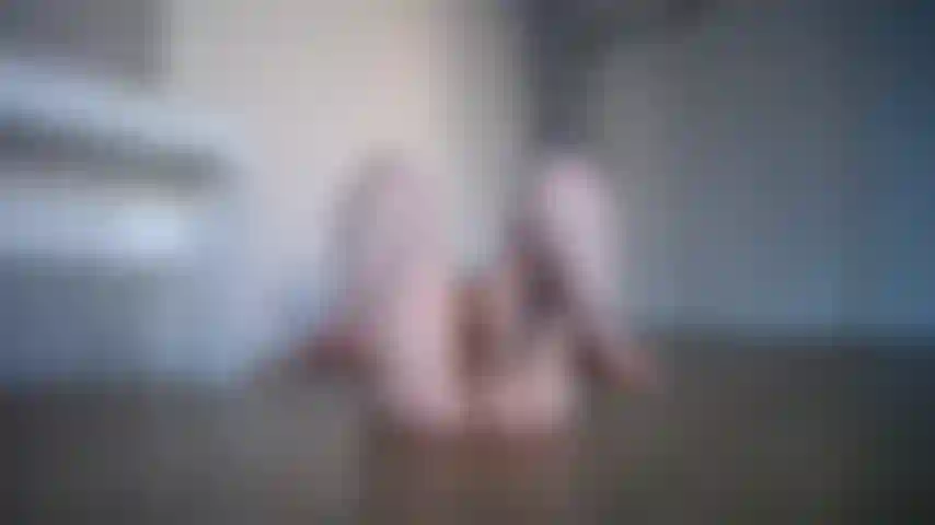 Annie qui fait des insectes morts (exercice de base), juste mes fesses et mes cuisses devant votre visage et devant une immense fenêtre murale dans un appartement du centre-ville, faisant mes séances d'entraînement à la vue de tous gratuitement. Tu dois payer parce que tu vis loin et que tu aimes être un pervers.