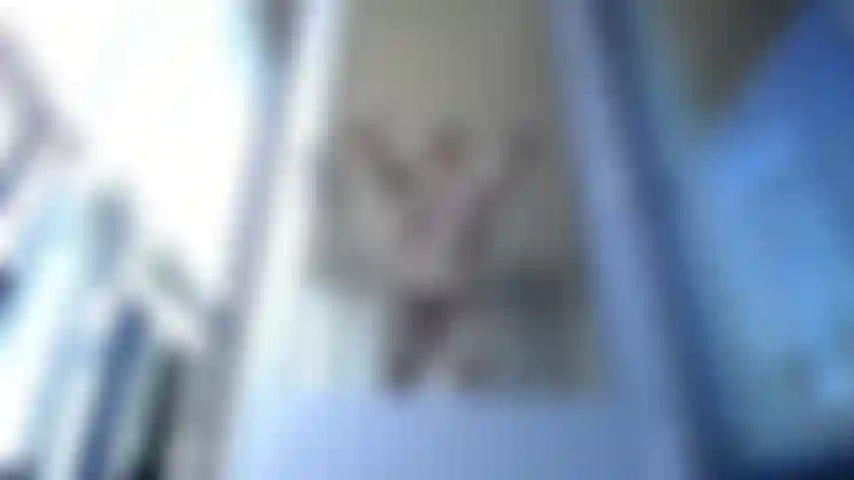 Le 19 septembre 2022, seul le mur est en verre et devant toute la ville en haut d'un gratte-ciel. Vous pouvez être un voyeur et regarder aussi bien sûr. C'est visible pour tout le monde !