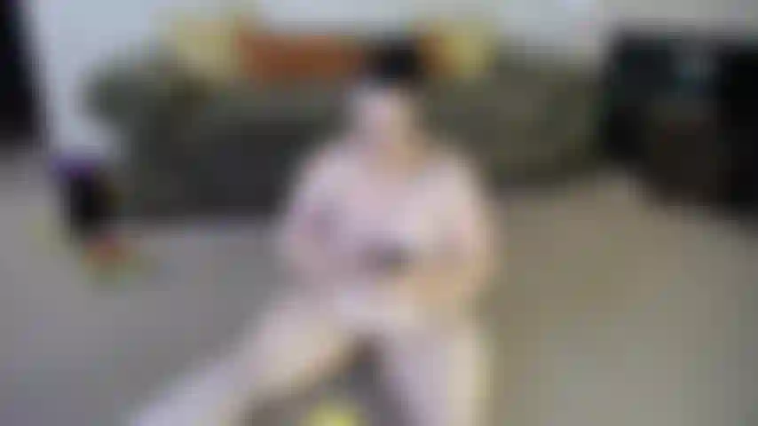 Les exercices abdominaux inférieurs d'annie luttent, je ne sais même pas quel muscle travaille ici, mais ça fait mal de lever ma jambe maintenant.... Et j'ai l'air si mignonne, allongée sur le sol, respirant lourdement en le faisant.