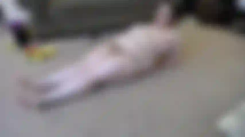 La torture du bas ventre continue... Cercles de jambes nues. Annie nue soulève ses grosses petites jambes pour renforcer ses abdominaux inférieurs.