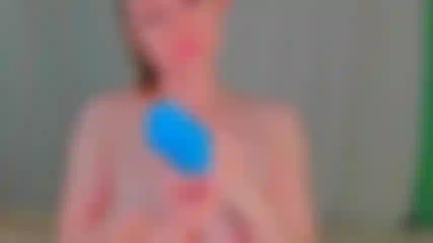 Je doigte la chatte et le cul avec des gants en latex médical.