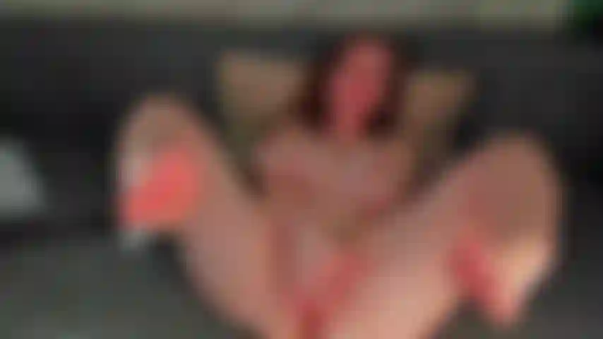 Je joue avec la chatte et je suis fétichiste des pieds.