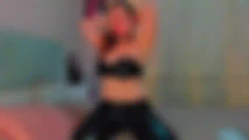 Je joue avec une chatte avec un jouet en verre dans un pantalon en latex avec accès rapide xxx.