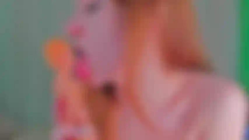 Fétichiste de la macrophilie avec ken doll.