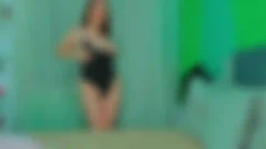 Strip-tease sensuel, bonne pipe et baise chaude avec gode cowgirl.