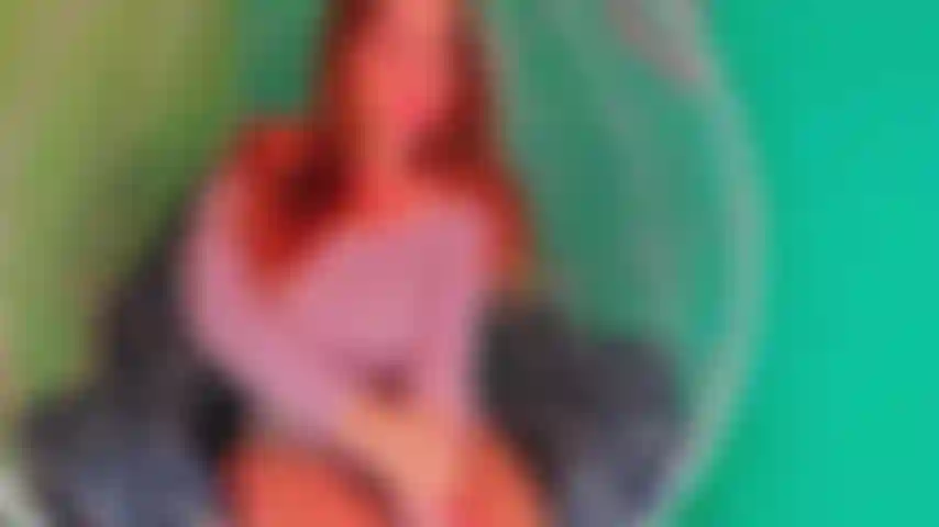 Je baise ma chatte avec un vibromasseur noir dans un fauteuil suspendu.