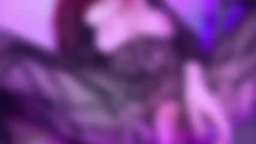 Une star du porno gothique bien roulée baise une chatte humide et poilue avec un gode en verre rose dans une lingerie bodystocking en dentelle noire sans entrejambe.