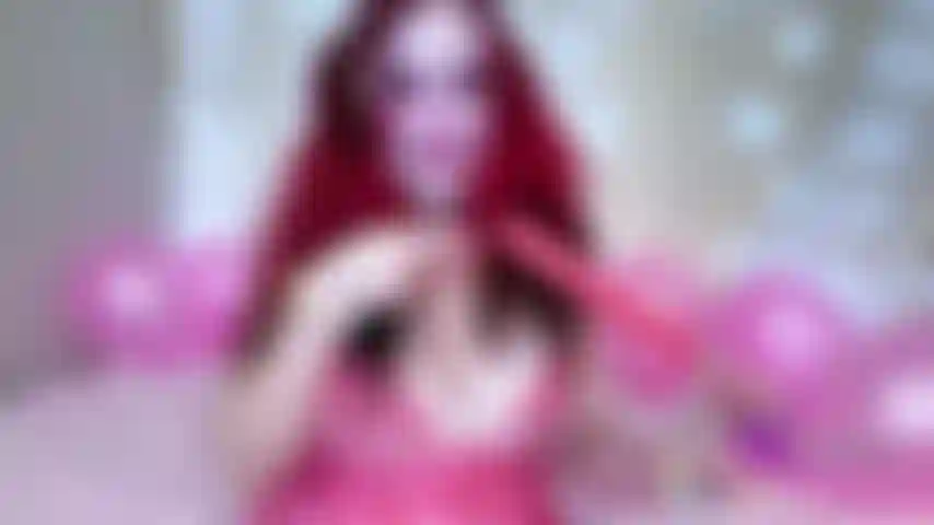 Une clown star du porno suce et baise un gode sucré et collant.