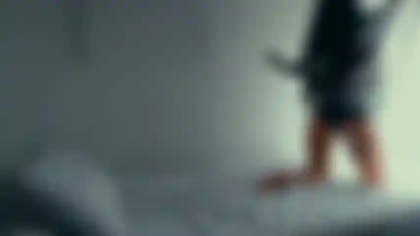 Une latina coquine qui joue alors que personne n'est à la maison.