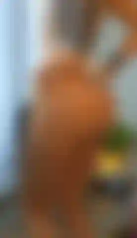 Suce ta bite dure jusqu'à ce que tu sois mouillée pour t'asseoir dessus.