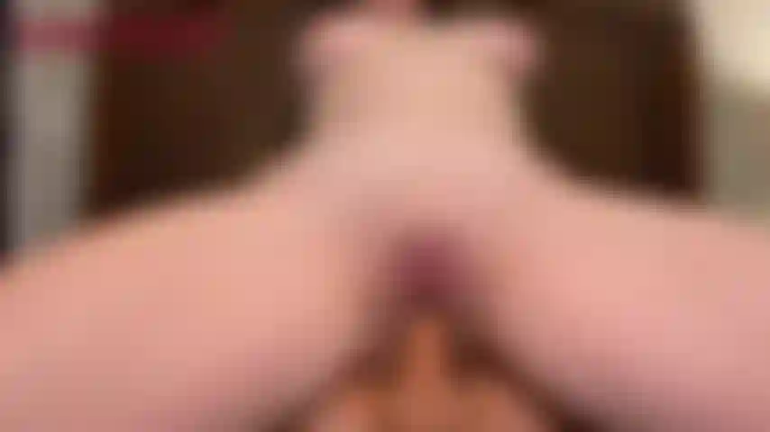 Xintrist en gros plan, chevauchant et jouant avec un jouet asmr.