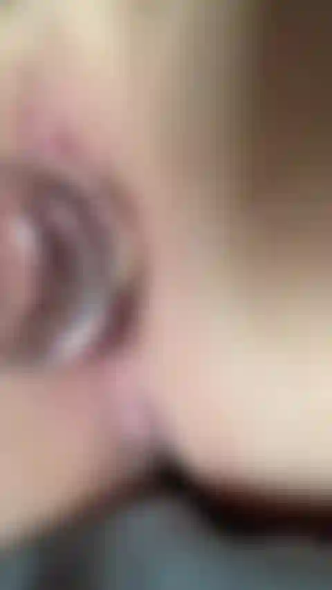 Vibromasseur cum avec jouet dans la chatte serrée.