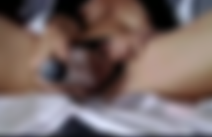 Je joue avec un vibromasseur.