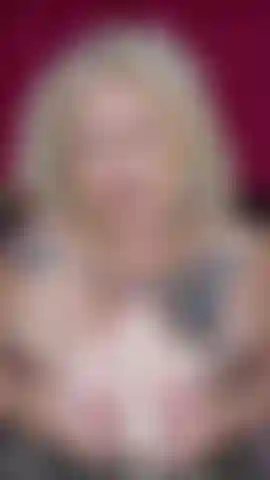 Baise des seins avec un gode.