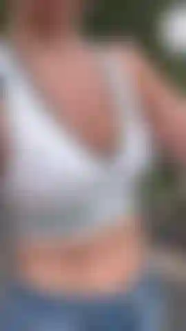Une marche bondissante dans l'air frais.. Style brassière de sport.