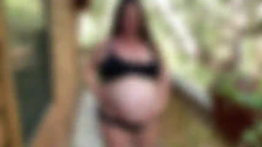 Jeu de ventre de femme enceinte. Des gifles et des frottements.