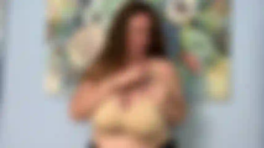 Taquinant mes gros mamelons laiteux.