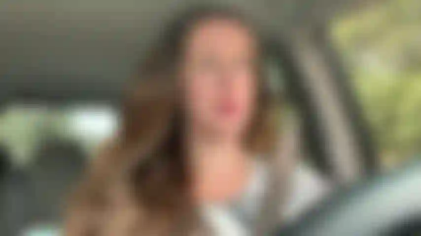 Une caméra de voiture cachée attrape maman en train de roter sans arrêt.