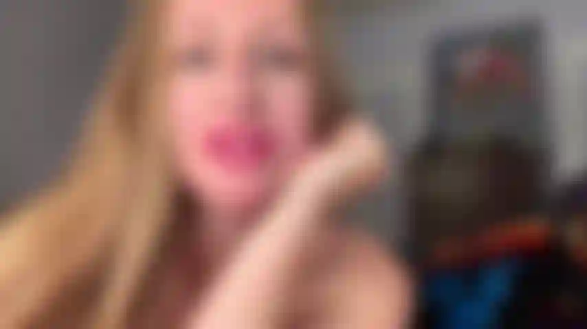 Suce les gros seins laiteux de maman ! Elles sont si pleines pour toi !