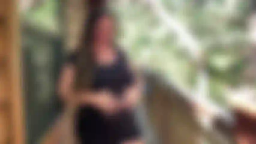 Exhibant mon corps de femme enceinte.