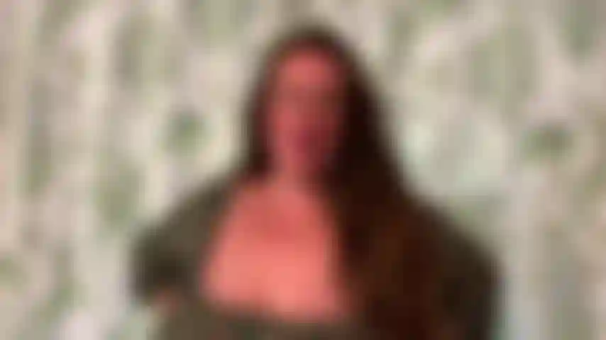 Enceinte et de race noire.