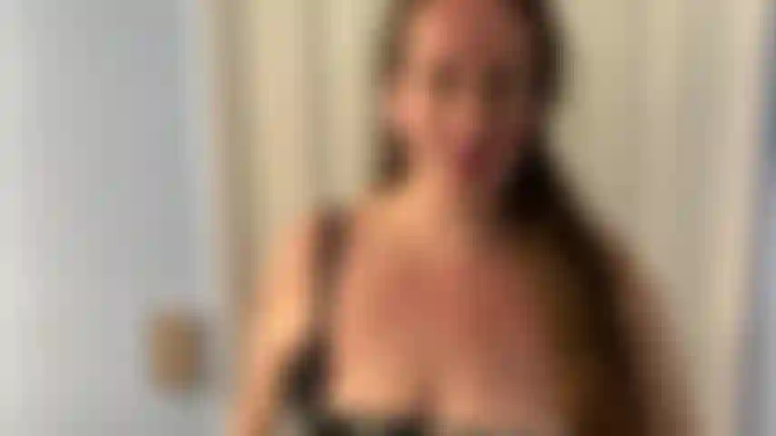 Une milf en lactation se faufile dans le lait.