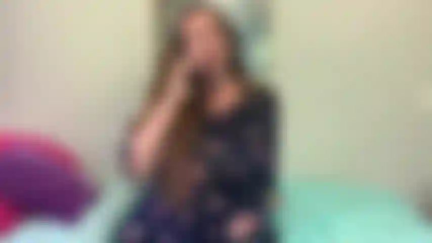 Sexe au téléphone enceinte tout en rebondissant sur mon jouet.