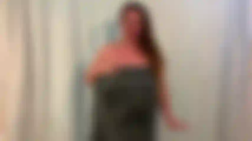 Enceinte essayant des petites robes.