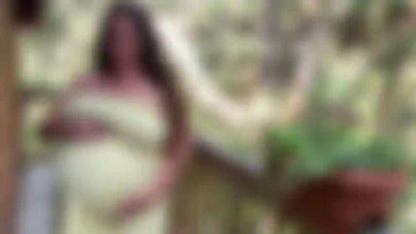 Enceinte et en retard de démonstration de corps.