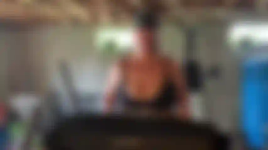 Je fais du jogging sur mon tapis roulant, seins nus.