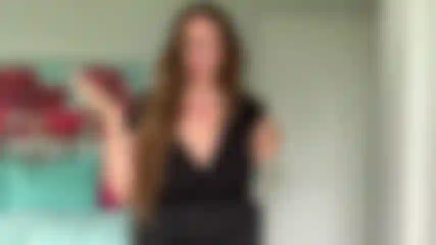 Ma vidéo la plus laiteuse de 2020 ! Aspirant gorgées sur gorgées de lait et le vaporisant partout ! Plus de 15 minutes de vidange de mes seins massivement engorgés. Ma meilleure création à ce jour !