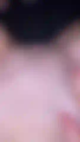 Écartant les lèvres et frottant cette chatte serrée.