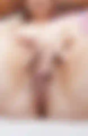 Taquine qui se doigte la chatte.