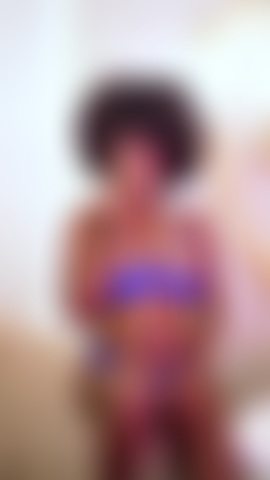 Votre délicieuse fille latine ébène.