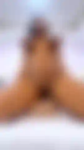 D'énormes seins rebondissants.