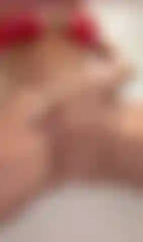 Je doigte ma 🐱 et je frotte mon clitoris en gros plan.