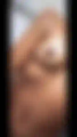 Je joue avec ma chatte sous la douche.