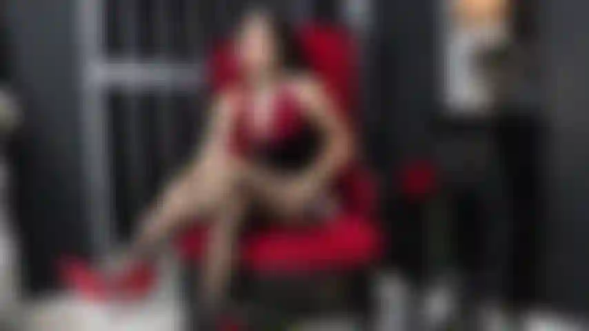 Sentez mes belles et sexy jambes avec mon nylon sexy.