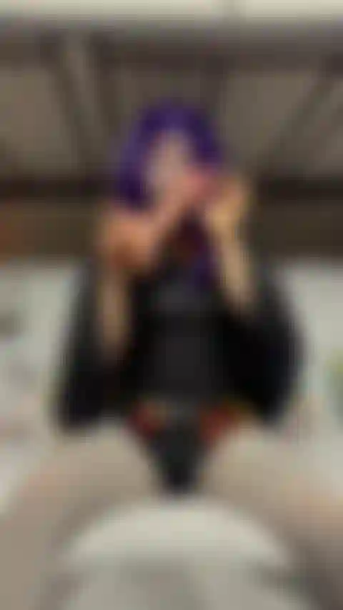 Freaky raven fait sa première rencontre en étant une vraie putain de salope. Utilisant leur langue fendue sur une grosse bite de 8', crachant dessus et aspirant ces couilles. Je fais de la gorge profonde, ce qui la rend agréable et baveuse, vous pouvez entendre des haut-le-cœur et regarder un corbeau salope prendre 2 bites.