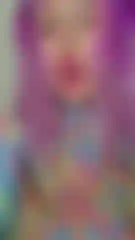 Mise à jour de la langue fendue, montrant des trucs que je peux faire, baver/cracher, dans un body transparent que je porte.