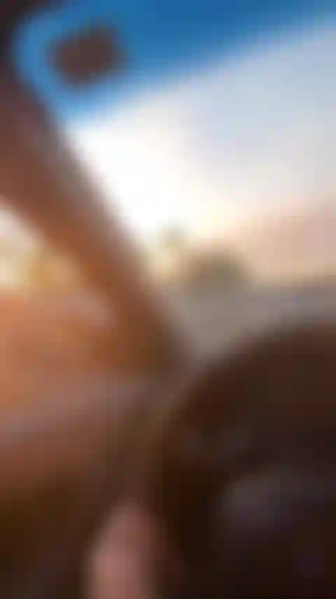 J'ai un nouveau putain de jouet et je ne pouvais pas attendre de rentrer à la maison. Je l'utilise en conduisant. Je suis arrivée en 2 minutes ! Orgasme intense, j'ai dû m'arrêter. Wow tellement incroyable !!
