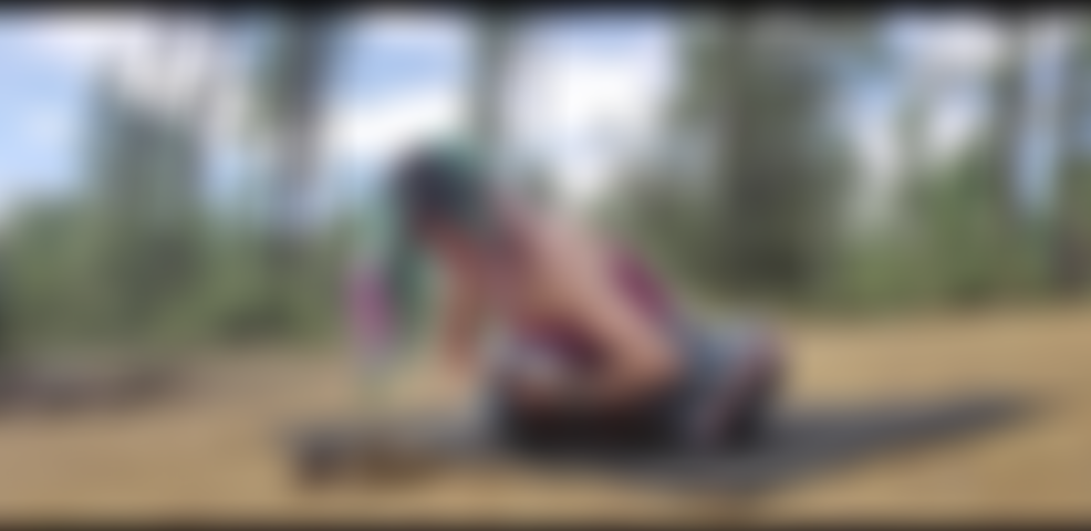 Vidéo de yoga d'avant que je sois fortement modifiée - à l'extérieur et je finis nue.